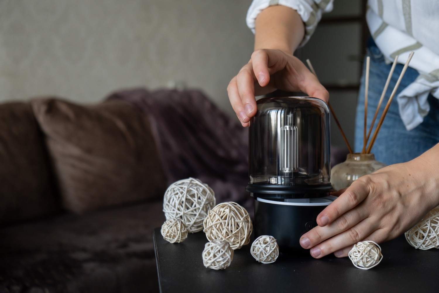 Persona instalando un difusor de aroma en su casa.