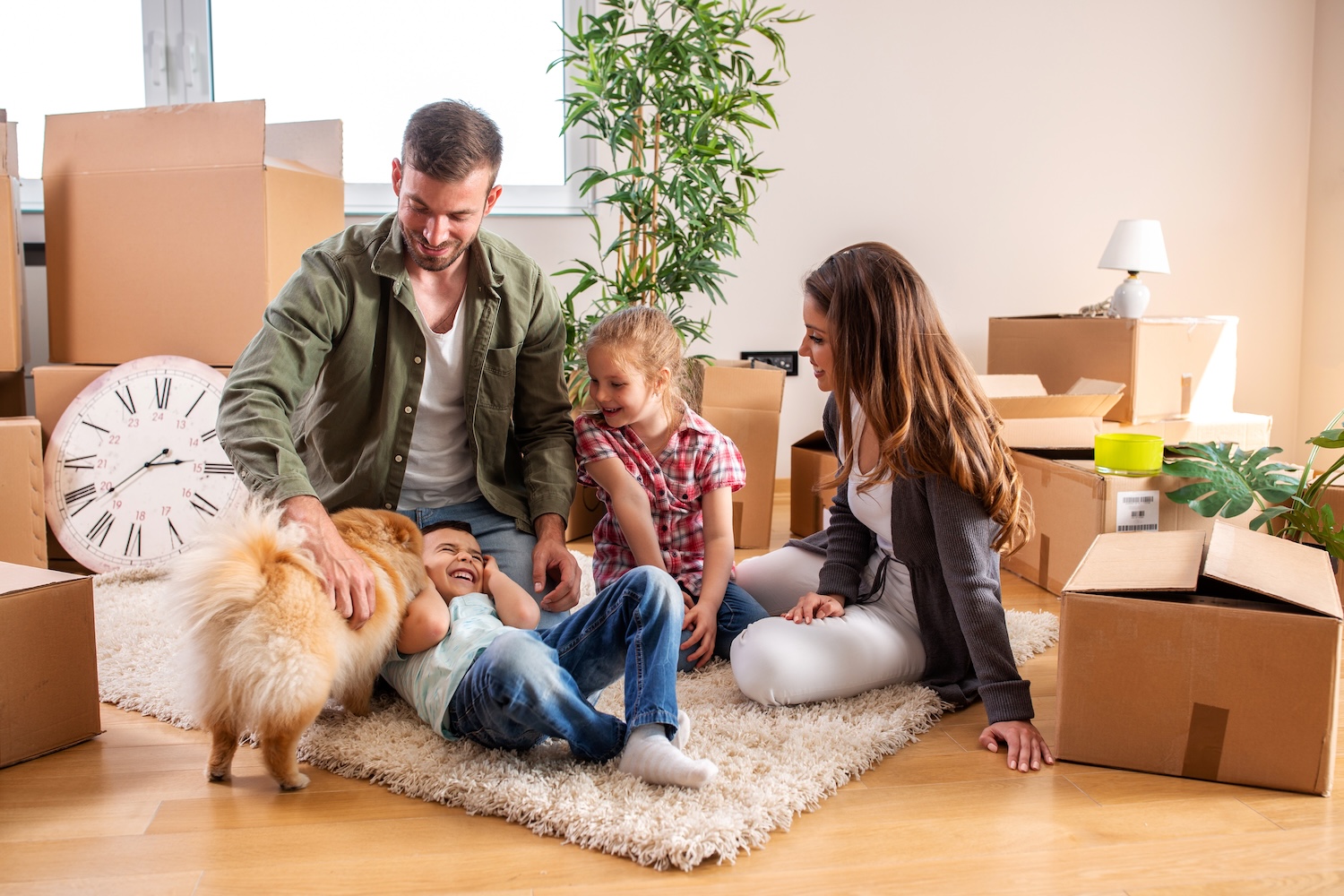 Familia en su nuevo hogar desempaquetando cajas.