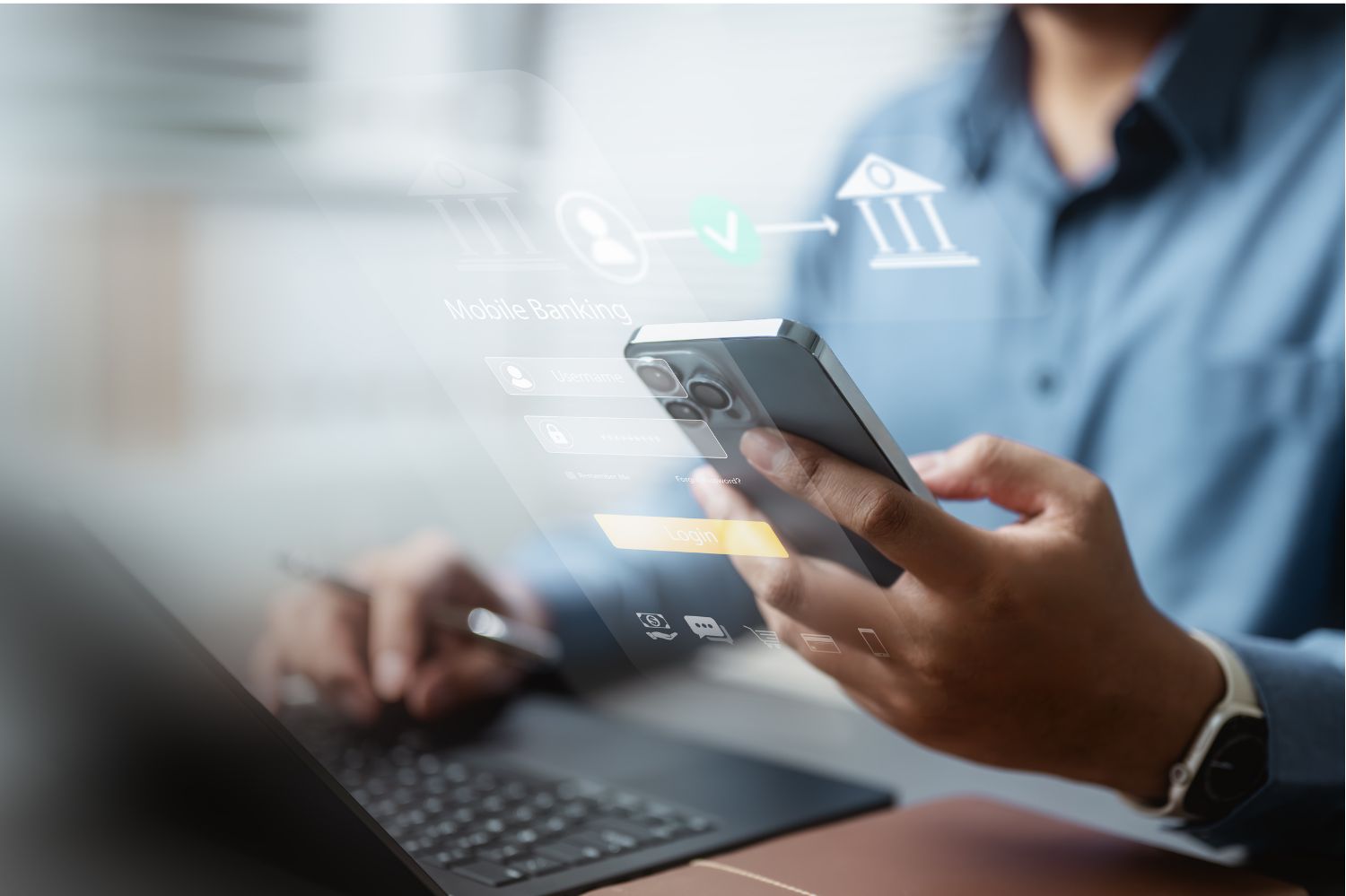 Una persona está usando su computadora portátil para realizar una transferencia de dinero desde su teléfono.